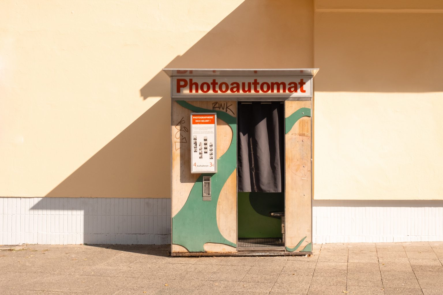 Photo Booths Of Berlin | Yvette Scott